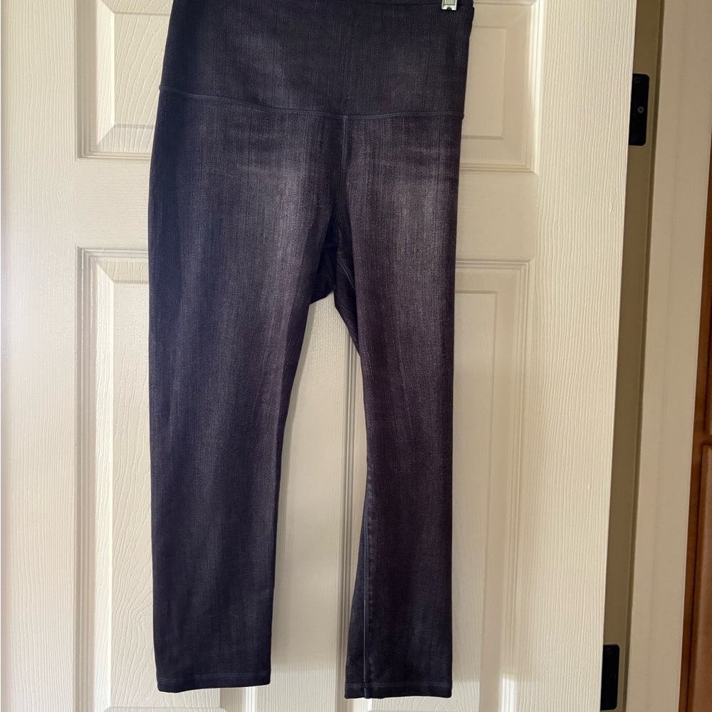 Lucy black white/wash 7/8 leggings. Size Large